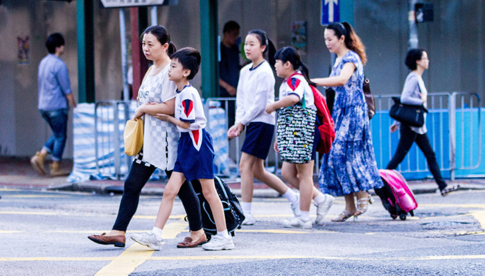 超龄子女过香港现象深度探讨